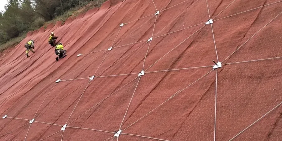 Análisis de Estabilidad de Taludes en Concepción: Soluciones Técnicas para Terrenos Complejos