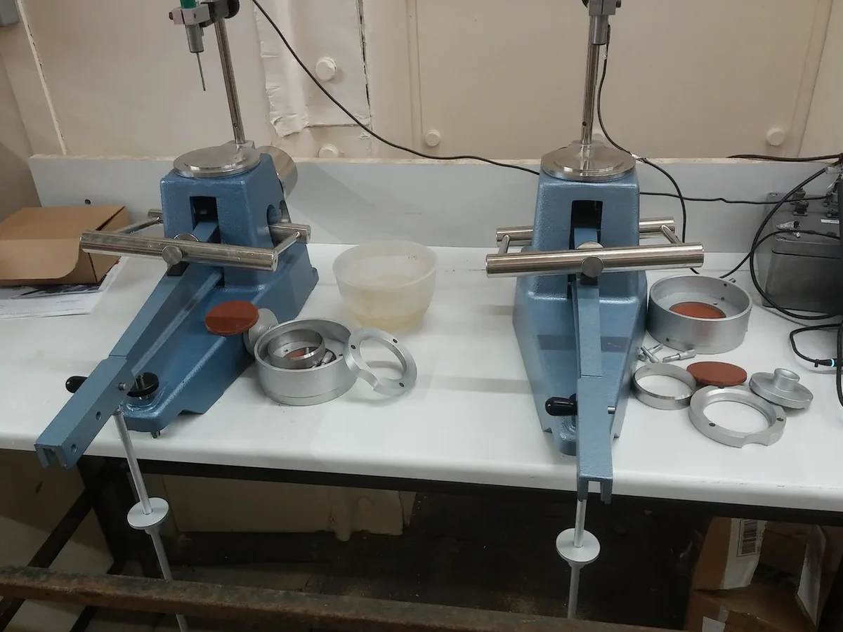 Límites de Atterberg en Concepción: Plasticidad del Suelo Bajo Control